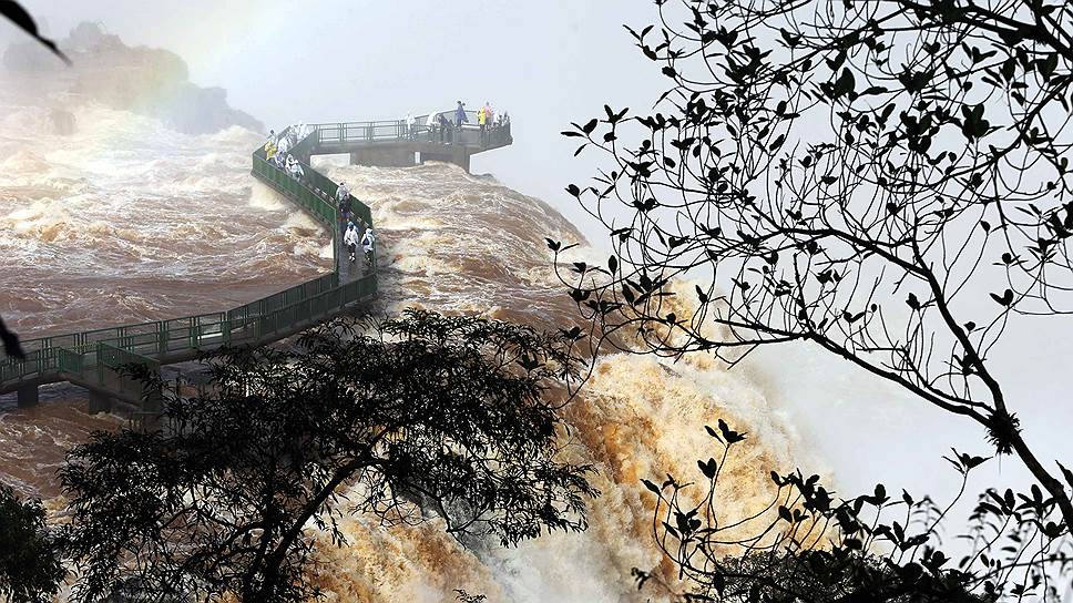 Туристы на смотровой площадке водопада Игуасу в Бразилии