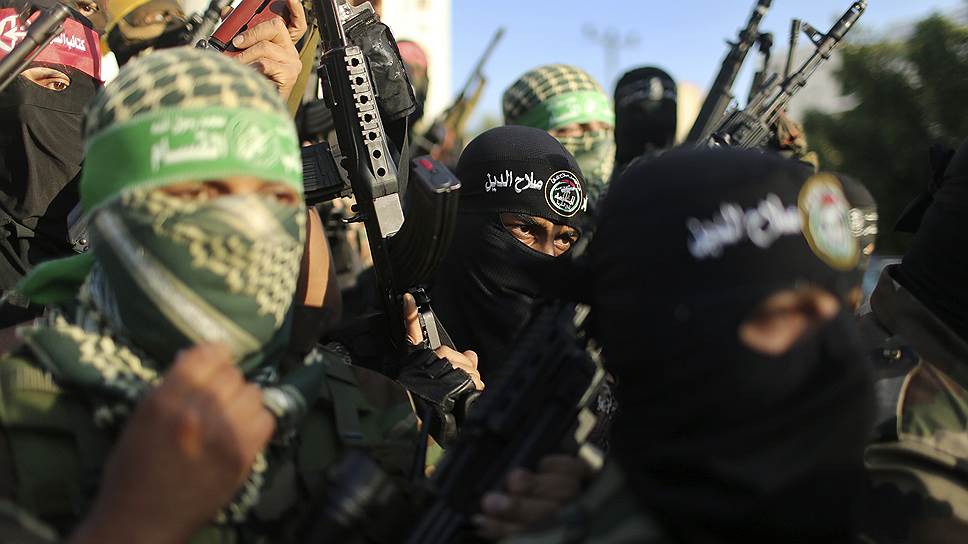Палестинские боевики нескольких вооруженных формирований, в т.ч. и Хамас, во время пресс-конференции в Газе
