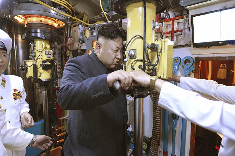 Лидер КНДР Ким Чон Ын осматривает подводную лодку в Пхеньяне во время инспекции флота