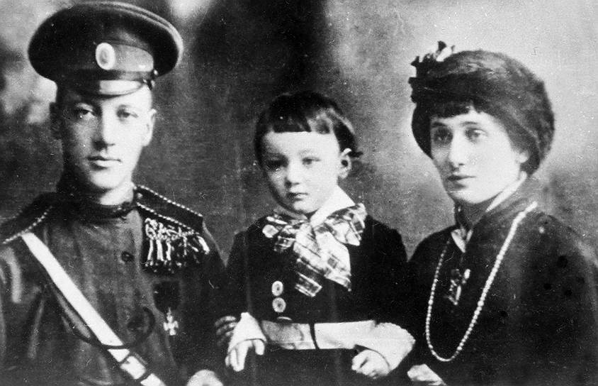В апреле 1910 года Анна Ахматова вышла замуж за Николая Гумилева (на фото слева), в 1912 году у них родился сын Лев. Молодая семья жила в Тучковом переулке — в одной комнате. Свое маленькое, но уютное жилище Гумилев и Ахматова ласково называли «Тучкой». Судьба этого семейства сложилась трагически: Николая Гумилева (к тому времени уже бывшего мужа Ахматовой, так как они развелись в 1918 году) расстреляли в 1921 году