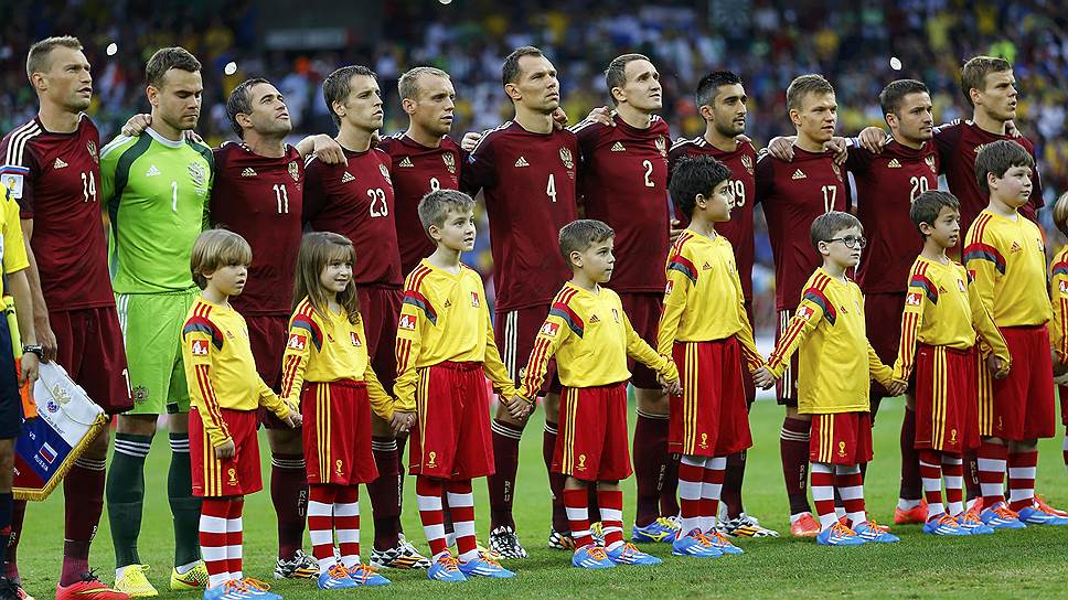 Российская сборная поет гимн перед началом матча