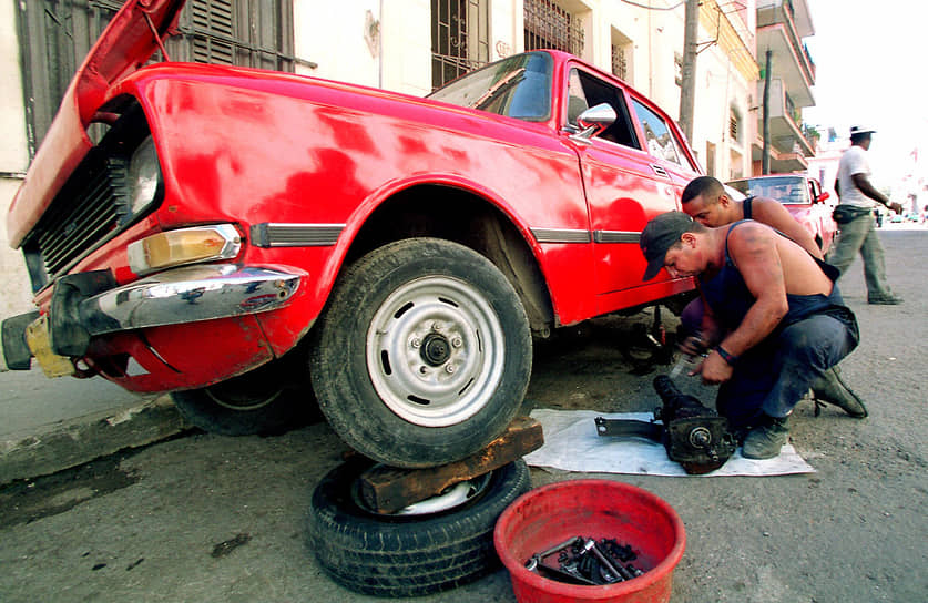 Старые модели «Москвичей» до сих пор можно встретить на дорогах. И не только российских
&lt;br>На фото: кубинцы в Гаване ремонтируют «Москвич-2140»
