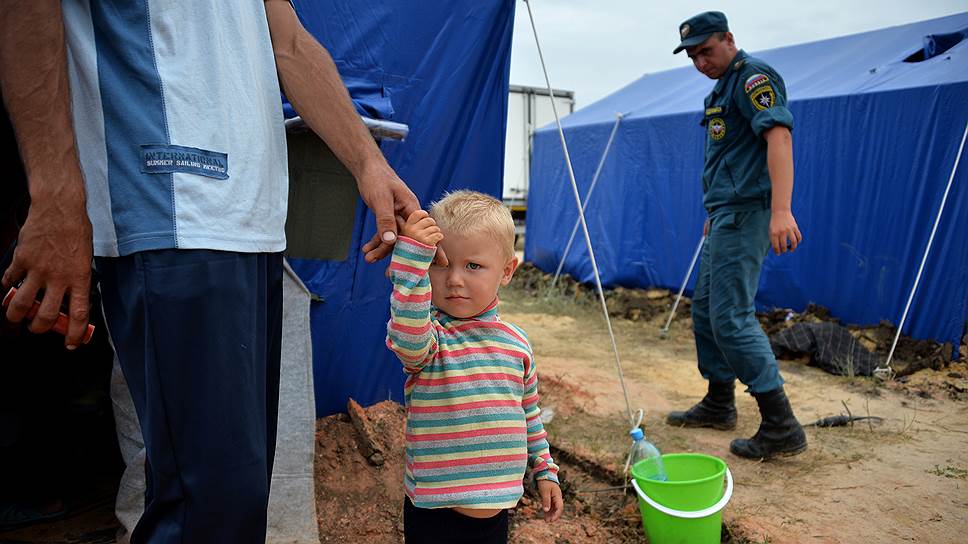 Число беженцев с Украины продолжает расти. В основном это домохозяйки с детьми. Мужья, оставшиеся воевать с украинской армией, отправили их в Россию после того, как боевые действия развернулись в жилых кварталах, а не только на окраинных блокпостах ополчения