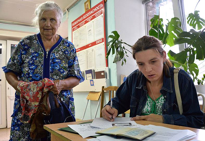 В актовом зале лагеря, где организован мобильный пункт ФМС, прибывающим беженцам тут же оформляют регистрацию по месту жительства, тут же ищут, у каких предприятий есть квоты на мигрантов