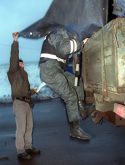 С 1 января 2015 года в Москве начнет действовать новый порядок вывоза и утилизации брошенных во дворах автомобилей. Прежде чем вывезти автохлам, его проверят специальная комиссия и ГИБДД, после чего владельцу дадут месяц на вывоз машины или приведение ее в порядок. Через десять дней авто увезут на стоянку, а еще через три месяца — передадут в собственность города, после чего утилизируют