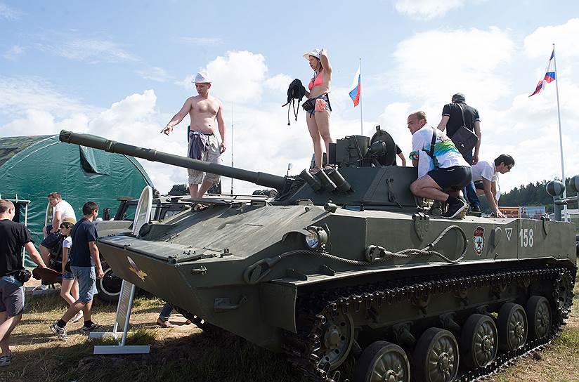 На военной выставке представлено 10 машин, в том числе самоходная противотанковая пушка 2С25 «Спрут-СД», артиллерийская установка 2С9 «Нона», ЗРК «Тунгуска-М1», машина обеспечения боевого дежурства ракетного комплекса стратегического назначения и другая военная техника