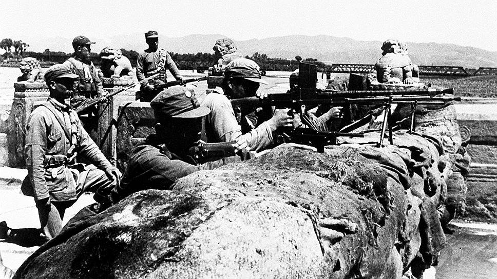 1937 год. Японские войска захватили мост Лугоуцяо (Марко Поло) недалеко от Пекина под предлогом поисков своего пропавшего солдата. Инцидент стал началом полномасштабного наступления японской армии на Пекин и шагом к началу Второй мировой войны&lt;br>На фото: солдаты китайской армии на баррикаде у моста Лугоуцяо