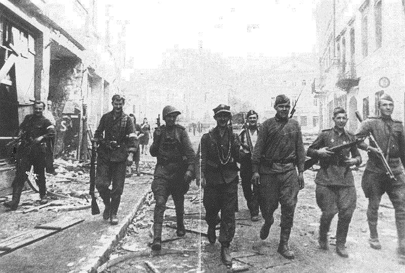 1944 год. Польское подполье «Армия Крайова» начало операцию «Острая брама» по освобождению Вильнюса от фашистов&lt;br>На фото: советские и польские военные из Армии Крайова на улицах Вильнюса