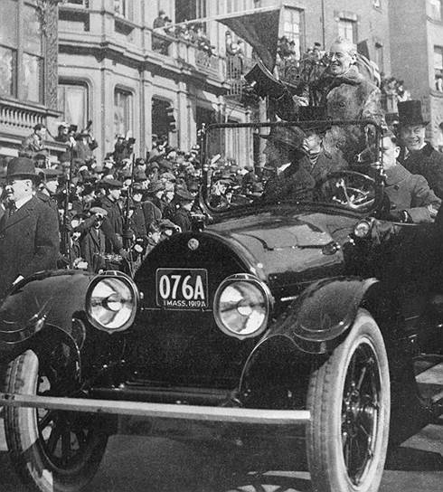 В 1914 году Cadillac начала выпускать лимузины Type 51. Эта была одна из первых моделей, которая использовалась для перевозки глав государства: 28-й президент США Вудро Вильсон ездил на ней до появления Type 57 в 1918 году. Считается, что с тех пор «кадиллаки» и применяются в качестве «автомобиля номер один». Type 51 также стала первой моделью с двигателем V8&lt;br>На фото: президент США Вудро Вильсон в Cadillac Type 57 1919 года &lt;br>На правах рекламы