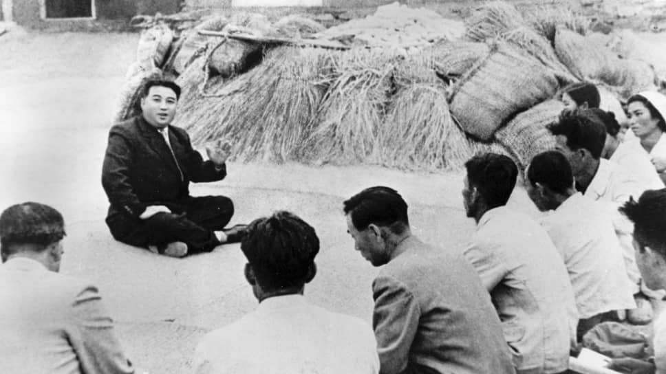 После того как японцам удалось разбить большинство партизанских отрядов в Маньчжурии, Ким Ир Сен бежал в СССР, где жил до 1946 года. В 1942 году у него родился сын Ким Чен Ир. После поражения Японии в войне Ким Ир Сен оказался самым высокопоставленным офицером-корейцем в занятом советскими войсками Пхеньяне и стал «национальным героем». В декабре 1946 года Ким Ир Сен был назначен председателем Северокорейского оргбюро Компартии Кореи, а в феврале возглавил Временный народный комитет Северной Кореи. В 1948 году он стал премьер-министром КНДР. Именно Ким Ир Сен принял решение о начале войны с Югом, и после образования КНДР стал главой государства