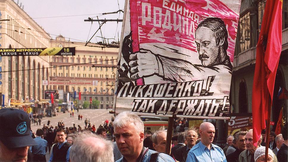 «Дело не в том, изберете вы меня или нет, — где вы денетесь, изберете, и если вас устраивает, то я буду работать»
&lt;br>Некоторое время перед тем, как баллотироваться в президенты в 1994 году, Александр Лукашенко возглавлял временную комиссию Верховного совета по борьбе с коррупцией. Во время предвыборной кампании Лукашенко делал ставку на то, что экономика Белоруссии находится в упадке, на высоком уровне находится преступность и коррупция. Выход из ситуации Лукашенко видел в смене власти. Он обещал снизить инфляцию и остановить обнищание народа, уничтожить мафию, снизить уровень коррупции, восстановить связи с республиками бывшего СССР. Предвыборная кампания сопровождалась громкими инцидентами. 16 июня 1994 года произошло покушение на Лукашенко, заказчики которого так и не были установлены. 28 июня Лукашенко не пустили в Дом правительства. Когда тот все же проник в здание, то был избит милиционерами.  Согласно объяснительной записке сотрудников милиции, представленной прокуратуре Белоруссии, в ходе инцидента Лукашенко оторвал пуговицы и повредил форменную одежду нескольким милиционерам