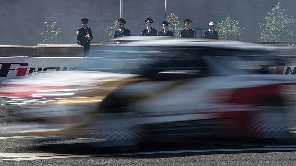 В павильоне SOCHI AUTODROM, открытом на Васильевском спуске, все желающие могли прокатиться по виртуальной трассе и в подробностях изучить детали сочинского автодрома