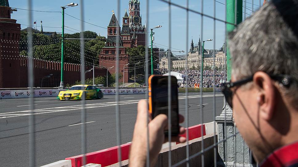 Были организованы показательные заезды исторических болидов 70-х годов прошлого столетия. По трассе промчались легендарные болиды «Формулы-1» — Surtees TS14 и Surtess TS16