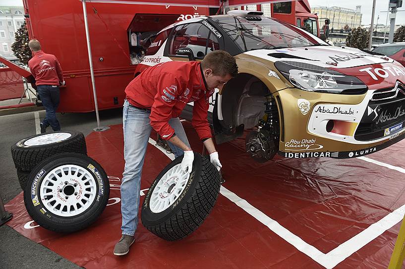 Перед началом автошоу участники Moscow City Racing подписали обращение к российским водителям о соблюдении правил безопасности на дорогах