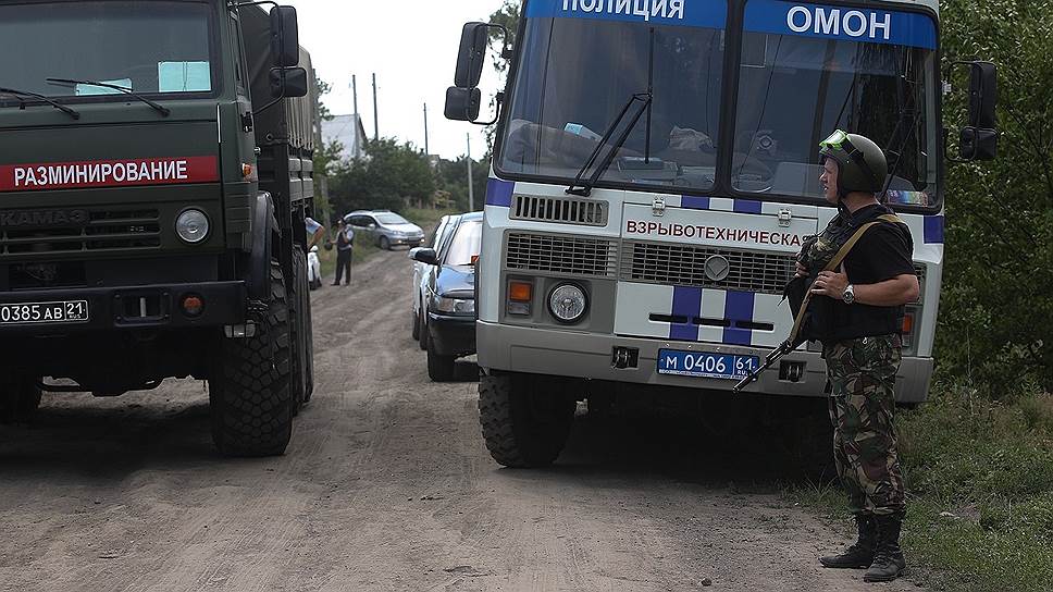 Сотрудники полиции и ОМОНа на месте происшествия