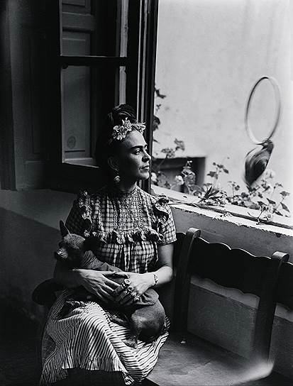 Автопортреты Фриды Кало являются самыми дорогими среди работ латиноамериканских художников. В 2021 году автопортрет художницы «Диего и я» был продан на аукционе Sothebey&#39;s за $34,9 млн. Это стало новым рекордом для работ художницы. Прежде самой дорогой картиной Кало считалась «Две обнаженные в лесу», которая ушла в 2016 году за $8 млн
