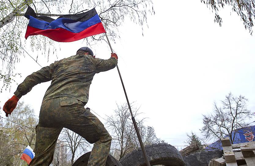 April, 12&lt;br>Supporters of federalisation of Ukraine on the barricades in Slovyansk