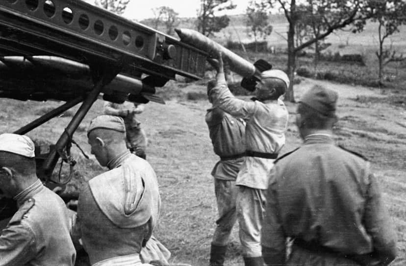 К июню 1941 года была изготовлена первая опытная партия БМ-13, предназначенная для всесторонних полигонных испытаний. Дальность стрельбы достигала 8,5 км &lt;br> На фото: 1944 год. Солдаты готовят реактивную установку «Катюша» к ведению огня