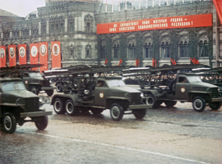 В июле 1941 года—декабре 1944 года было изготовлено около 30 тыс. боевых машин «Катюша» и свыше 12 млн реактивных снарядов к ним &lt;br> На фото: Парад Победы 1945 года
