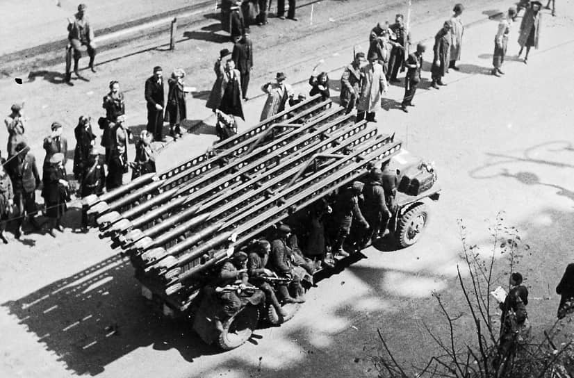 Наиболее массовая и известная установка БМ-13 создавалась на базе грузовика ЗИС-6. В декабре 1939 года реактивный снаряд М-13 и пусковая установка, получившая название «Боевая машина 13» (БМ-13) были одобрены Артиллерийским управлением Красной армии &lt;br> На фото: май 1945 года, «Катюша» на улицах Праги