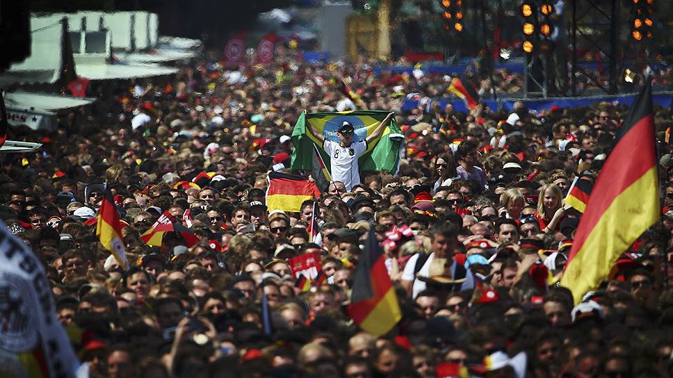 Посреди залитого светом Maracana еще несколько дней назад немцы купались в волнах обрушившегося на них счастья рядом со сверкающим золотыми боками кубком, а комментаторы на трибунах главного бразильского стадиона придумывали самые простые и четкие формулировки, чтобы описать их достижение. Придумать было несложно. Два выдающихся в прошлом футболиста — англичанин Гари Линекер и голландец Кларенс Зеедорф, не сговариваясь, произнесли: «Правильные чемпионы»