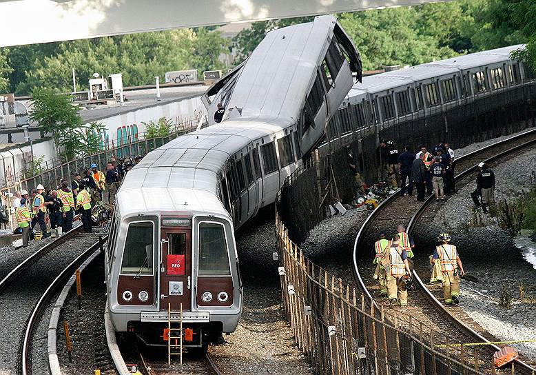22 июня 2009 года произошла крупнейшая авария в истории метро Вашингтона. На красной линии между станциями «Такома» и «Форт Тоттен» в час пик поезд протаранил стоящий впереди состав. В результате столкновения 9 человек погибли, около 80 пострадали. Причиной аварии стала неисправность путей, из-за чего невозможно было автоматически установить, находятся ли поблизости другие составы
