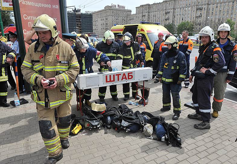 По данным МЧС, всего из перегона аварийного участка метро были эвакуированы более 1,1 тыс. человек