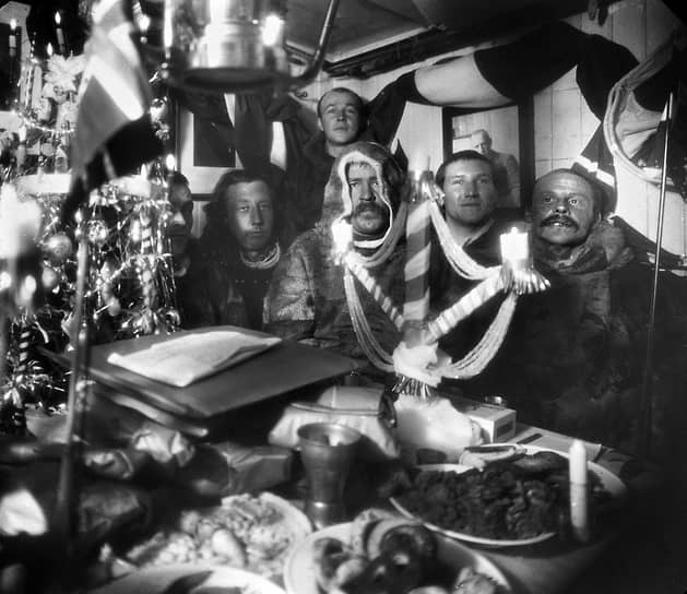 Подготовку к своей самостоятельной экспедиции Амундсен, к тому моменту поработавший матросом во время экспедиции в Антарктику, начал в 1901 году. Он купил подержанную 47-тонную зверобойную яхту «Йоа», одолжив денег у брата. Чтобы проверить судно, он должен был отправиться в экспедицию в Баренцево море. Однако из-за проблем с деньгами плавание было под вопросом. Финансовую помощь Амундсену снова оказал брат, который 17 июня 1903 года и отправился вместе с Руалем в экспедицию
&lt;br>На фото: экипаж «Йоа» празднует Рождество 1903 года 