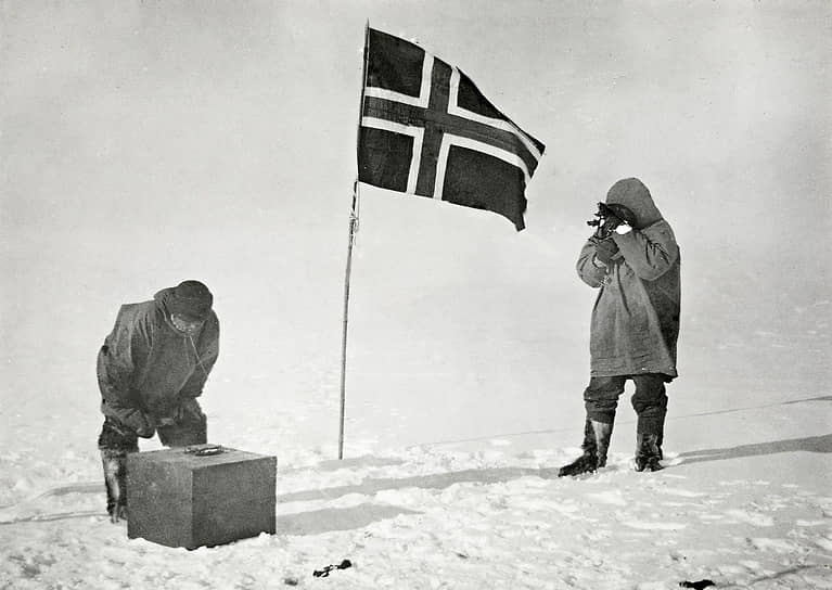 После долгих приготовлений, ссор, изменения маршрута и денежных проблем команда отправилась в Антарктику. Высадка на побережье Китовой бухты прошла 15 января 1911 года. После долгой зимовки в путь для покорения Южного полюса с Амундсеном отправились пятеро участников экипажа. Полюса они достигли 14 декабря 