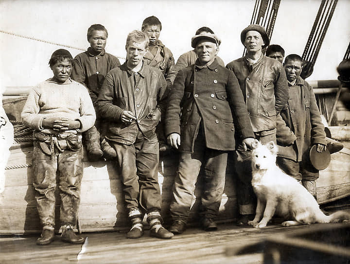 После окончания Первой мировой войны Амундсен решил отправиться в новую экспедицию для покорения Северного полюса. Для нее путешественник построил полярное судно «Мод». Команда из девяти человек стартовала из Кристиании 24 июня 1918 года. Во время зимовки у мыса Челюскин Амундсен сломал руку, затем его едва не растерзал медведь. Несколько членов команды покинули судно, но не смогли добраться до полярной станции и погибли. Освободившись из льдов 12 сентября 1919 года, уже через 11 дней «Мод» встала на новую зимовку. На борту едва не произошел бунт. Только через два года «Мод» достигла Аляски, но к этому времени деньги на экспедицию закончились. Амундсен получил правительственную субсидию, но потерял еще двух членов экипажа