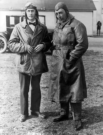 Руаль Амундсен также интересовался самолетами и считал, что авиация —  транспорт будущего. Он стал первым гражданским лицом в Норвегии, получившим пилотское удостоверение. Амундсен приобрел свой самолет и 9 июня 1922 года объявил, что намерен совершить трансполярный перелет с мыса Барроу на мыс Колумбия
&lt;br>На фото: с пилотом Оскаром Омдалем 