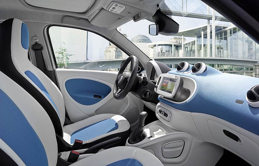 В новом Smart установлены системы безопасности, до сих использовавшиеся в машинах высокого класса. Среди них — системы предупреждения о фронтальном столкновении, контроля разметки, сохранения курсовой устойчивости автомобиля при порывах бокового ветра