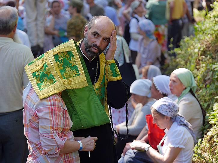 Перед началом крестного хода Патриарх Московский и всея Руси Кирилл провел молебен, после чего отправился с верующими в крестных ход 