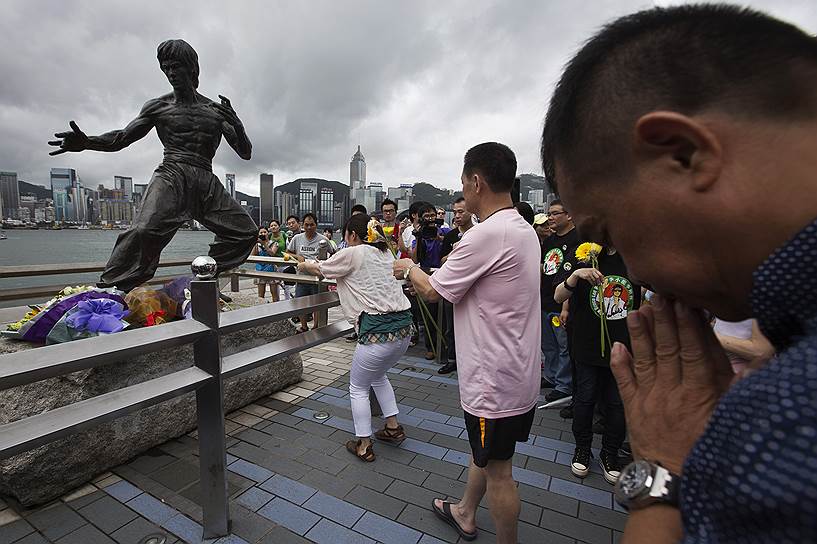 В знак уважения в 2005 году в Гонконге был открыт памятник Брюсу Ли (на фото). Финансирование проекта взял на себя  клуб его поклонников. В 2013 году статуя в память об актере появилась в Чайнатауне в Лос-Анджелесе. Всего о жизни мастера снято около 30 фильмов