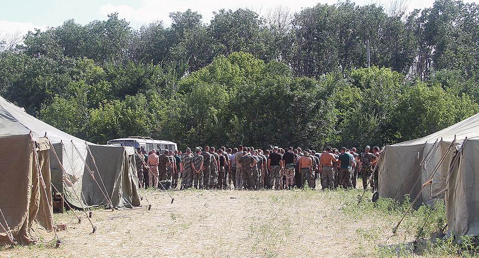 По словам самих военных, попавших в окружение, какое-то время проблем с обеспечением у них не было, боеприпасы и провиант сбрасывали с самолетов, но «потом самолеты стали сбивать, и появились трудности»