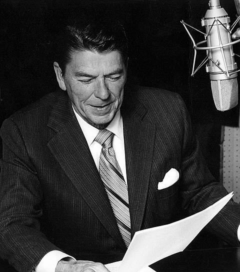 1984 год. Президент США Рональд Рейган, проверяя микрофон перед пресс-конференцией, заявил на всю страну, не зная, что микрофон включен: «Дорогие американцы, я рад сообщить вам, что только что подписал закон об объявлении России вне закона на вечные времена. Бомбардировка начнется через пять минут»