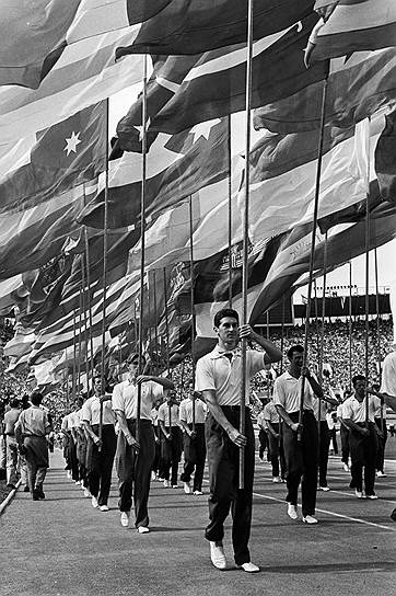 1957 год. В Москве завершился  VI Всемирный фестиваль молодежи и студентов 