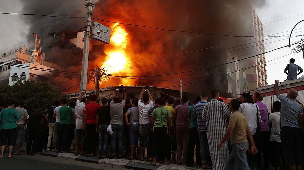 Пожар в Газе, вспыхнувший после израильского авиаудара