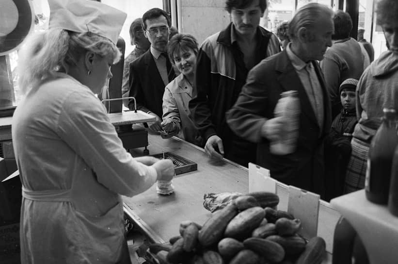 Люди у прилавка магазина, 1989 год