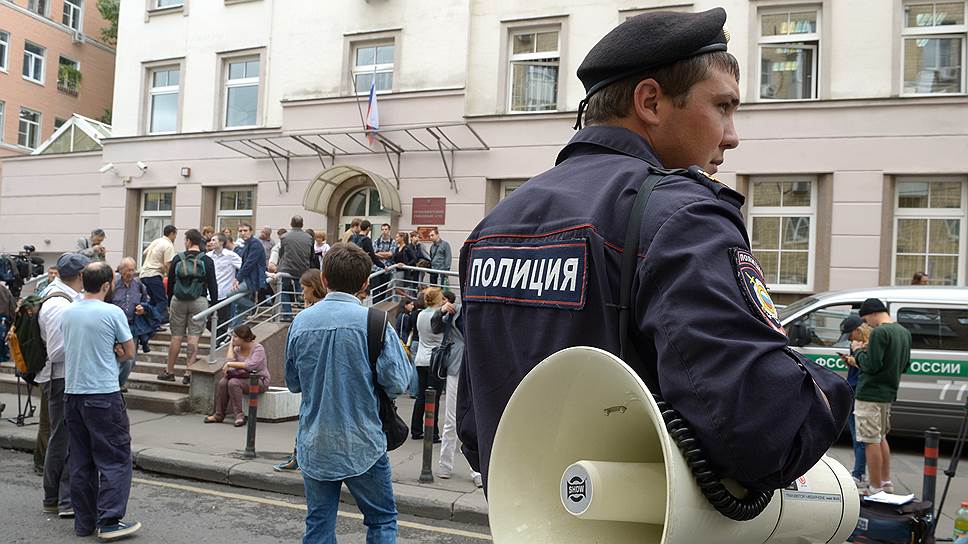 Журналисты перед зданием суда