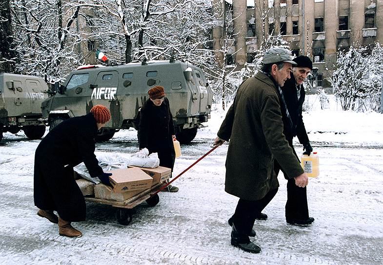 1996 год. Две семьи боснийских сербов, получившие гуманитарную помощь