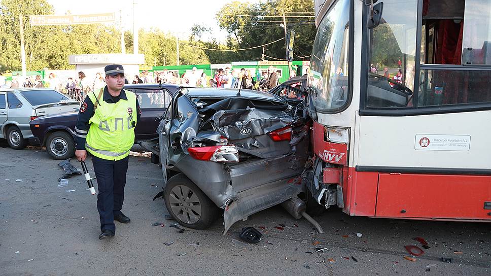 Авария с участием пассажирского автобуса с отказавшими тормозами на ул. 1905 года в Перми. Автобус, двигавшийся под уклон, врезался в автомобили, стоявшие на перекрестке