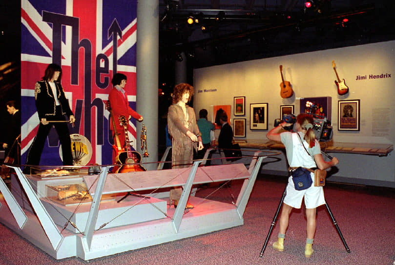1995 год. В Кливленде (США) открылся Музей и Зал славы рок-н-ролла. Кливленд обосновал свои претензии называться родиной рок-н-ролла открытием радио «WMMS» и тем, что там работал DJ Алан Фрид (Alan Freed), придумавшим термин «rock &#39;n&#39; roll» в начале 1950-х