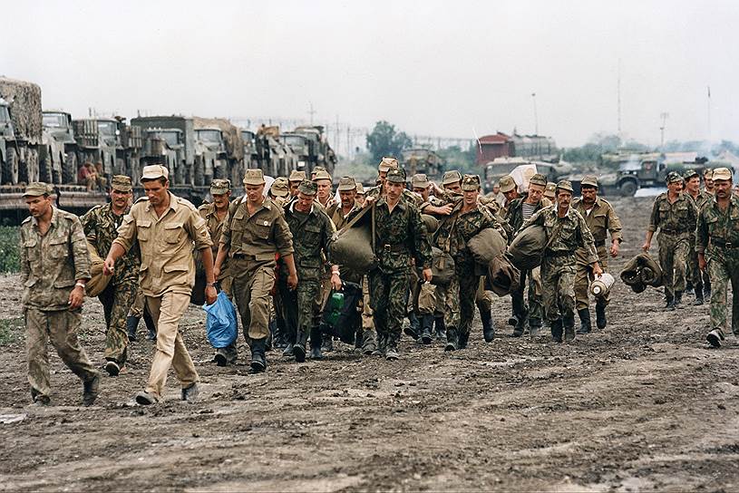 В январе 1995 года российские войска сменили тактику: вместо массового применения бронетехники в основном задействовались маневренные десантно-штурмовые группы, поддерживаемые артиллерией и авиацией. В Грозном завязались ожесточенные уличные бои. К концу января, несмотря на успешное наступление, объединенная группировка войск контролировала только треть столицы республики. К началу февраля численность федеральных войск была увеличена до 70 тыс. человек