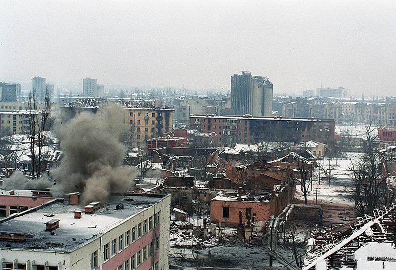 После теракта в Буденновске, с 19 по 22 июня 1995 года, в Грозном прошел первый раунд переговоров между российской и чеченской сторонами, на которых удалось достигнуть договоренности о введении моратория на боевые действия на неопределенный срок. С 27 по 30 июня в столице Чечни прошел второй этап переговоров, в ходе которого было принято решение об обмене пленными «всех на всех», разоружении отрядов чеченских боевиков, выводе российских войск и проведении свободных выборов. При этом режим перемирия нарушался обеими сторонами, а на всей территории республики шли локальные бои