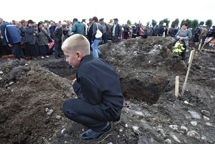 На похоронах родственница погибшей ученицы Аланы Лолаевой Римма вспоминала: «У нас три дома, те, что рядом со школой, и мы 39 человек похоронили за три дня»