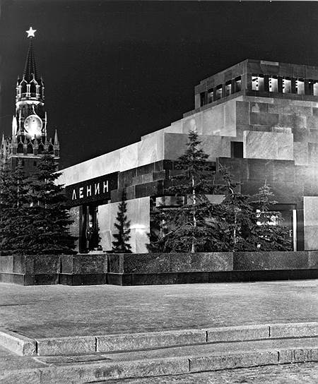 1973 год. Террорист подорвал взрывное устройство в Мавзолее Ленина. В результате произошедшего взрыва саркофаг не пострадал, погибли три человека, включая самого террориста, и получили тяжелые ранения четверо школьников