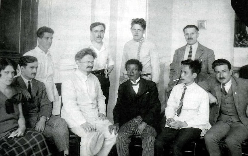 Делегаты V конгресса Коминтерна в Москве в 1924 году. В первом ряду второй справа — Хо Ши Мин