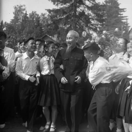 Хо-Ши-Мин с пионерами из Вьетнама в подмосковном лесу, 1950-е годы