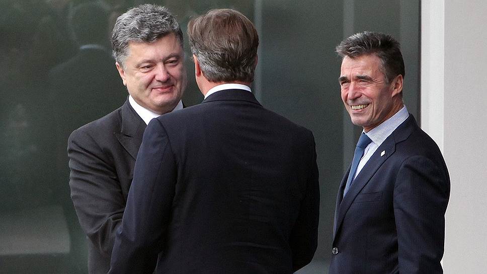 Президент Украины Петр Порошенко (слева), премьер-министр Великобритании Дэвид Кэмерон (в центре) и  генеральный секретарь НАТО Андерс Фог Расмуссен 